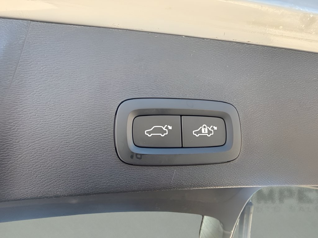 Used 2025 Volvo XC40 B5 Plus AWD/4WD image 29