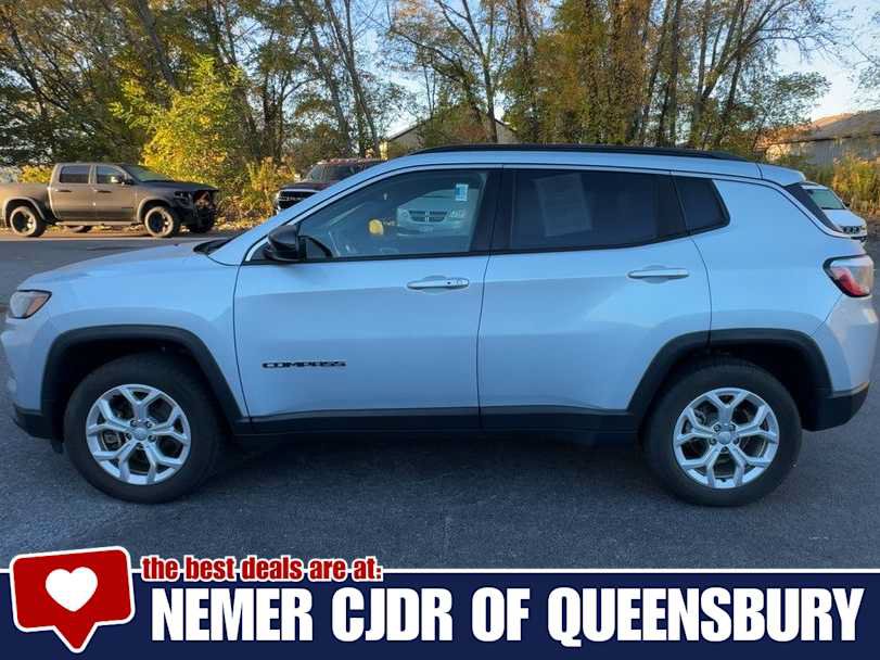 Used 2024 Jeep Compass Latitude AWD/4WD image 5