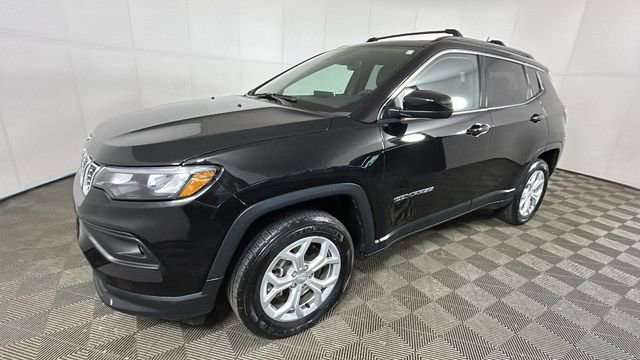 Used 2024 Jeep Compass Latitude w/ Sun and Sound Group AWD/4WD image 7