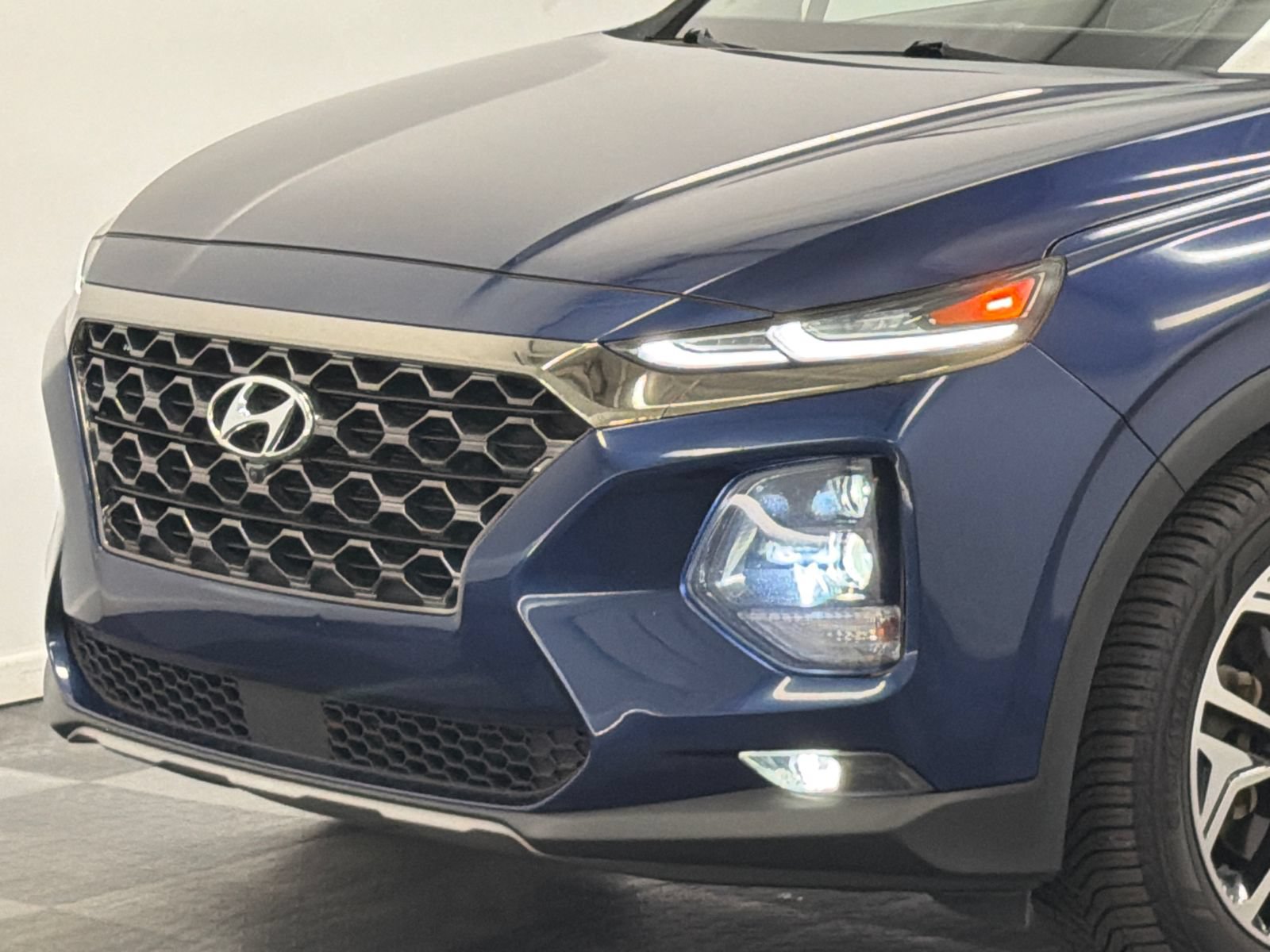 Used 2020 Hyundai Santa Fe Limited AWD/4WD image 2