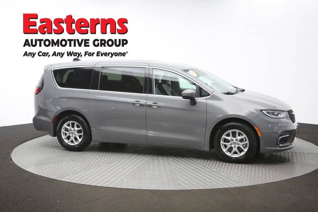 Used 2023 Chrysler Pacifica Touring-L FWD image 47