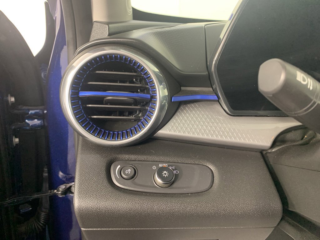 Used 2024 Chevrolet Trax LT w/ Sunroof Package image 17