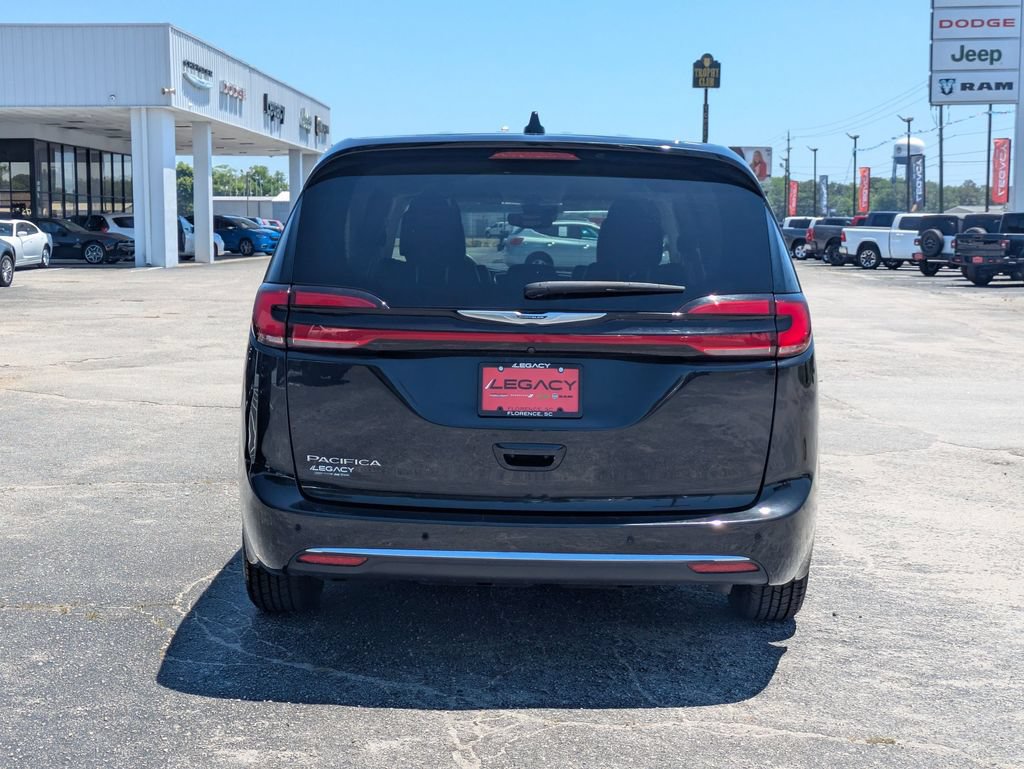 Used 2023 Chrysler Pacifica Touring-L FWD image 6