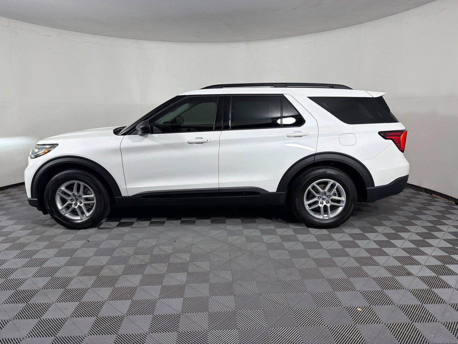 Used 2026 Ford Explorer Active RWD image 4