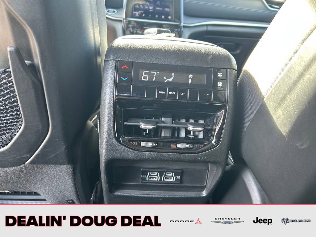 Used 2023 Jeep Grand Cherokee L Laredo image 26