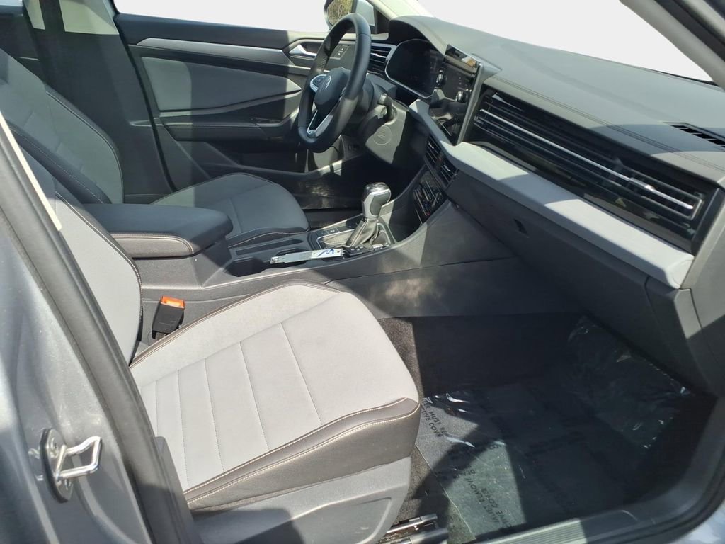 Used 2025 Volkswagen Jetta SE image 28