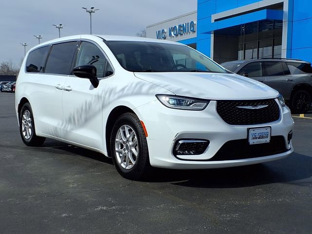 Used 2024 Chrysler Pacifica Touring-L FWD image 2