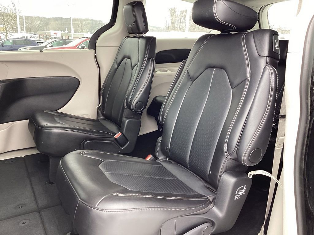 Used 2024 Chrysler Pacifica Touring-L image 16
