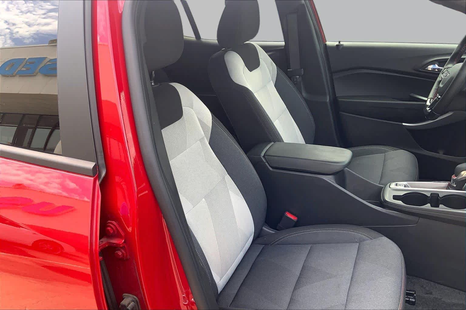 Used 2026 Chevrolet Trax RS w/ Sunroof Package FWD image 8