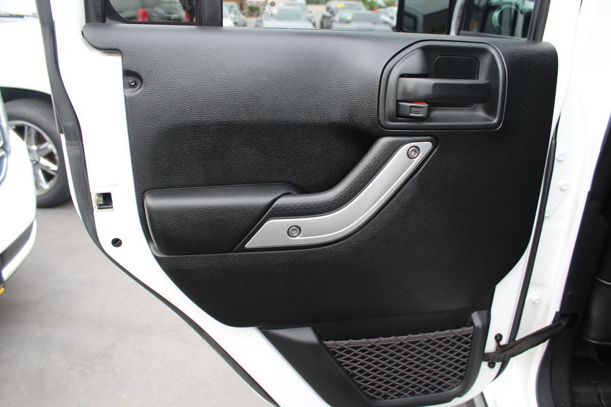 Used 2018 Jeep Wrangler Unlimited Rubicon w/ Connectivity Group AWD/4WD image 26