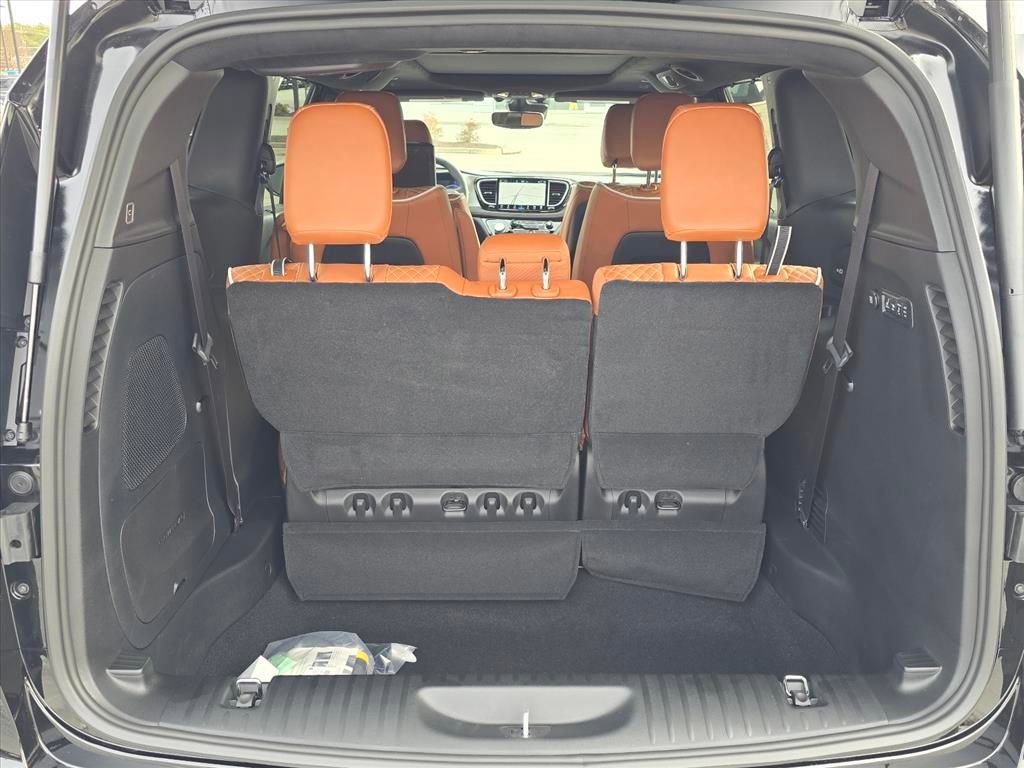 New 2026 Chrysler Pacifica Pinnacle w/ Trailer Tow Group AWD/4WD image 10