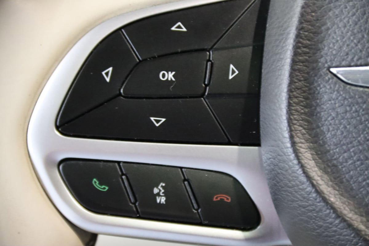 Used 2018 Chrysler Pacifica Limited FWD image 18