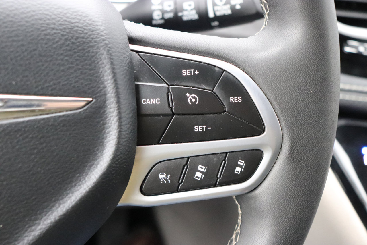 Used 2024 Chrysler Pacifica Limited image 36