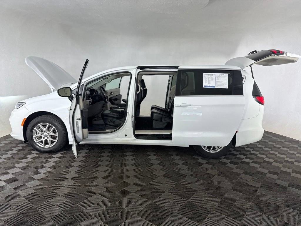 Used 2024 Chrysler Pacifica Touring-L FWD image 10