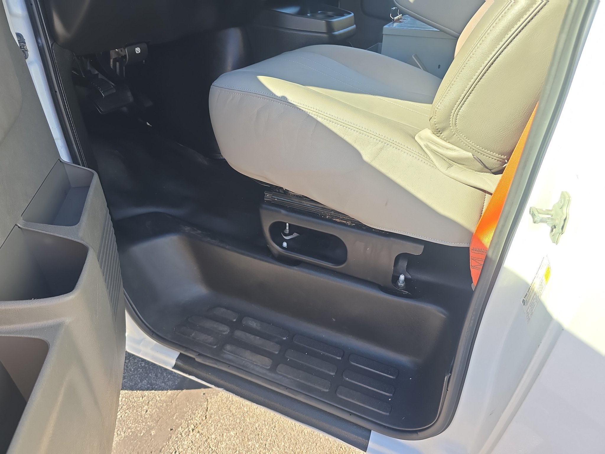 Used 2018 Chevrolet Express 2500 w/ Driver Convenience Package RWD image 5