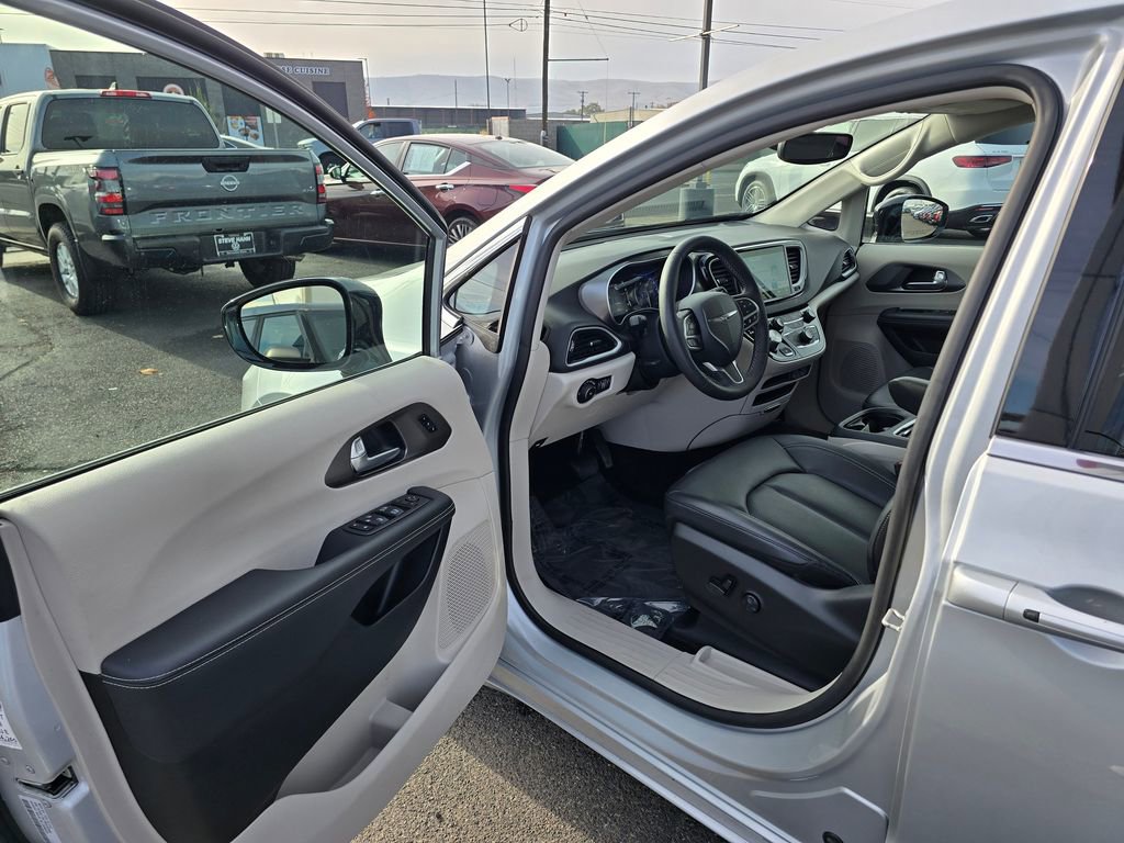 Used 2024 Chrysler Pacifica Touring-L image 21