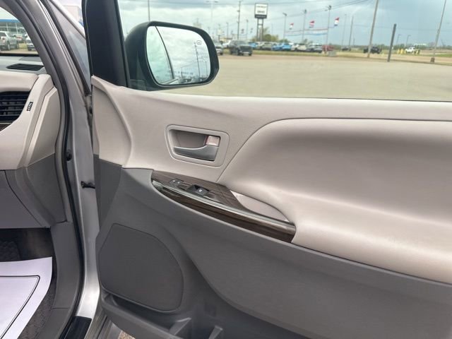 Used 2015 Toyota Sienna XLE w/ XLE Navigation Package FWD image 11