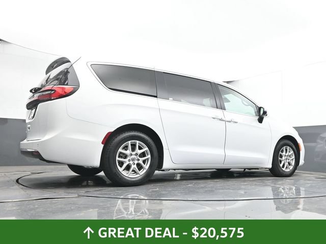 Used 2023 Chrysler Pacifica Touring-L FWD image 48