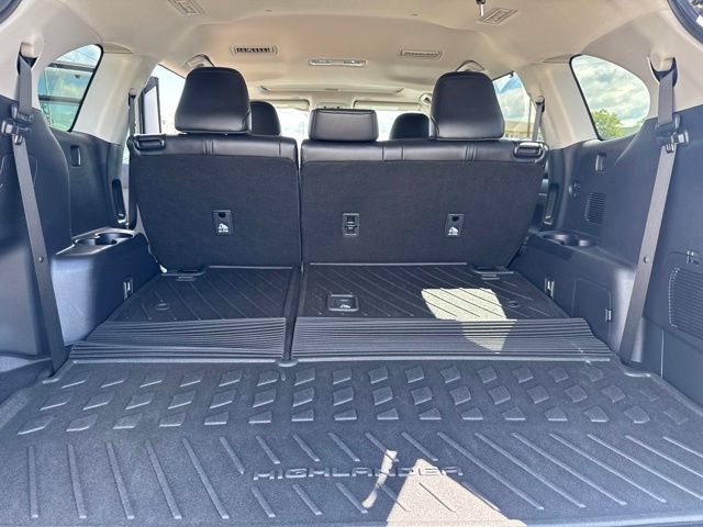 Used 2024 Toyota Highlander LE AWD/4WD image 18