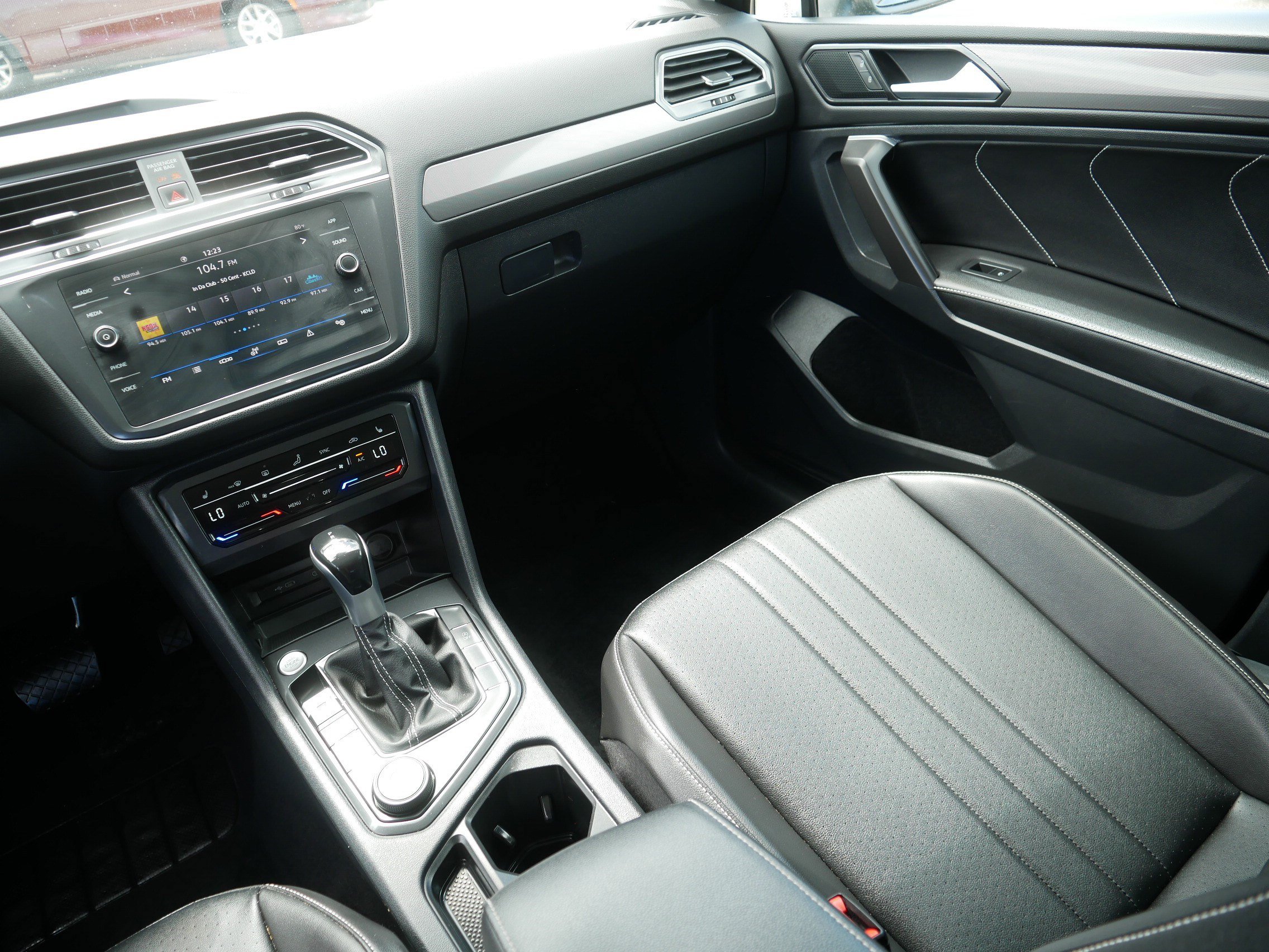 Used 2022 Volkswagen Tiguan SE w/ Panoramic Sunroof Package AWD/4WD image 11