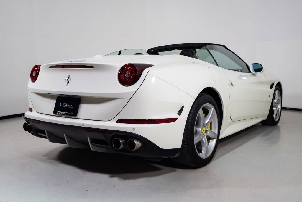 Used 2017 Ferrari California T RWD image 19