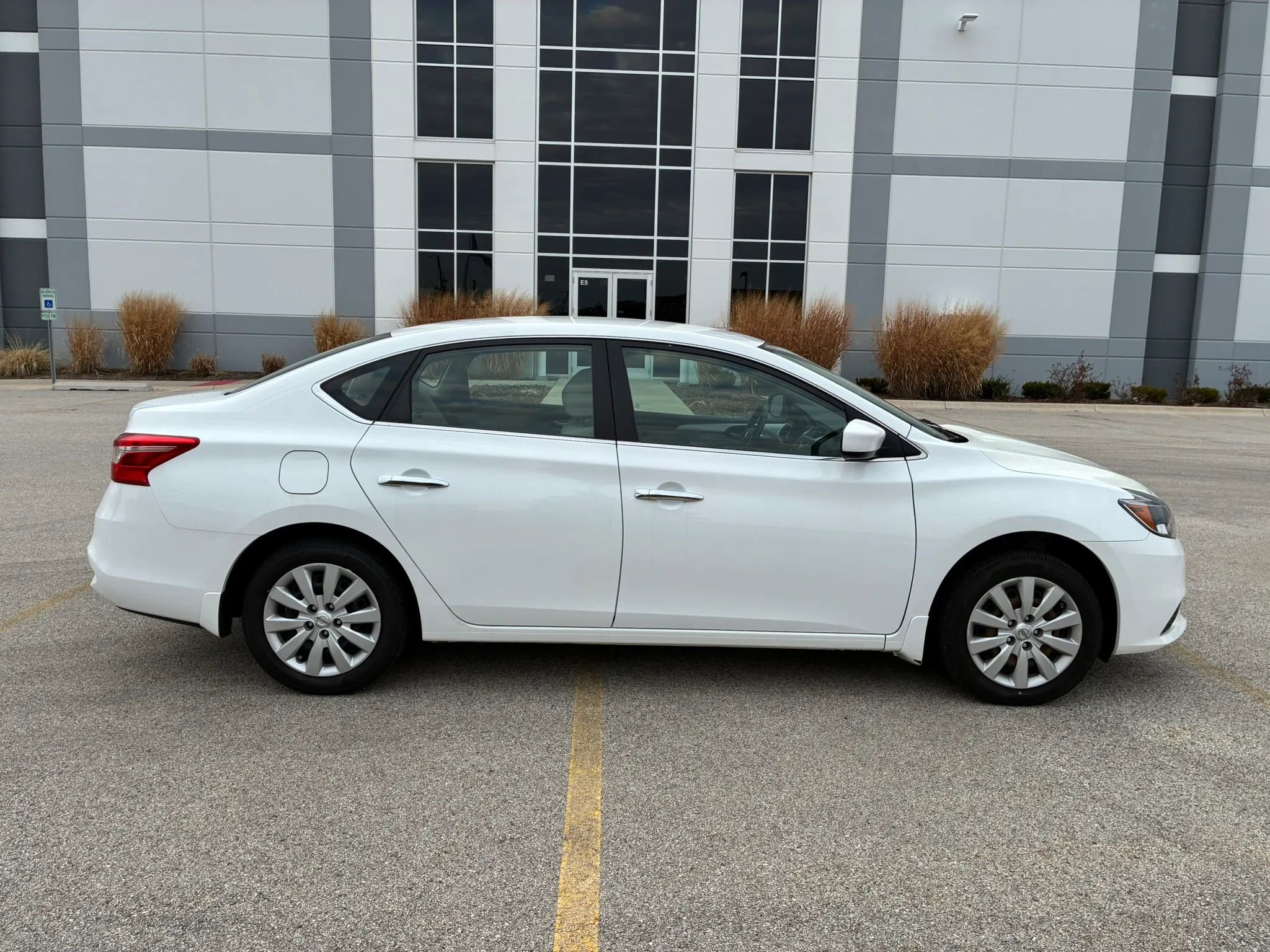 Used 2016 Nissan Sentra S image 4