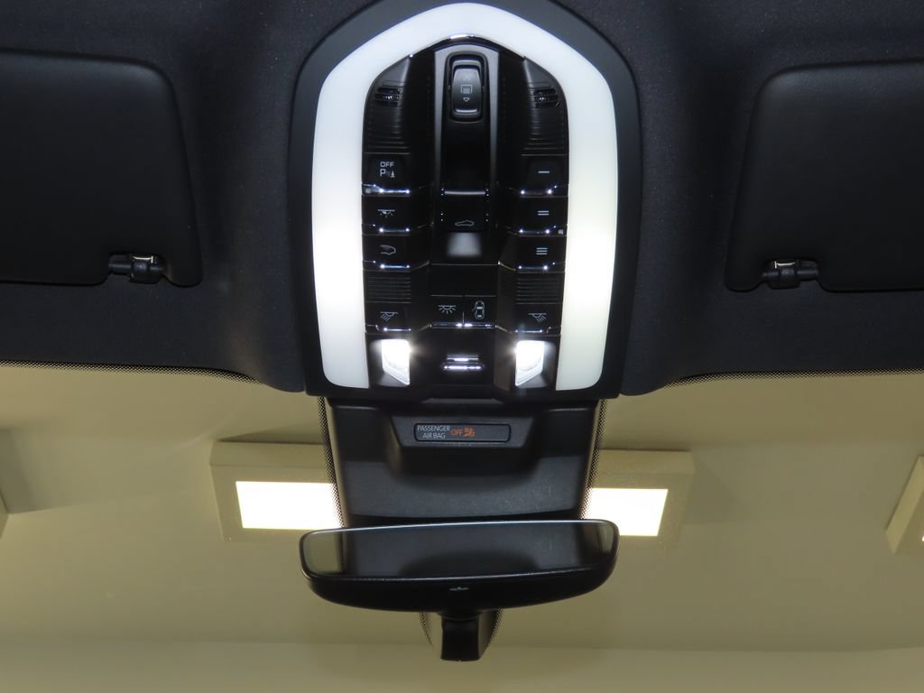 Certified 2026 Porsche Macan AWD/4WD image 31