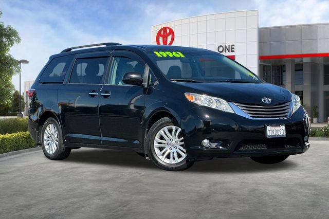 Used 2016 Toyota Sienna XLE w/ XLE Navigation Package FWD image 2