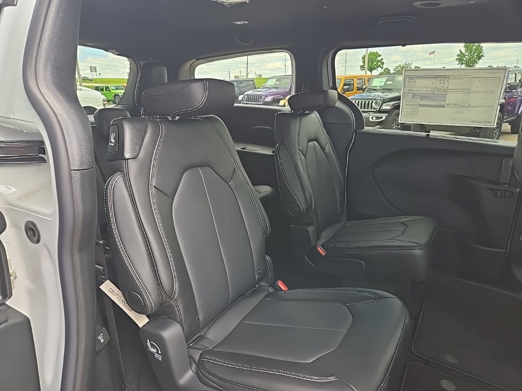New 2027 Chrysler Pacifica Select w/ Family Tech Group FWD image 84
