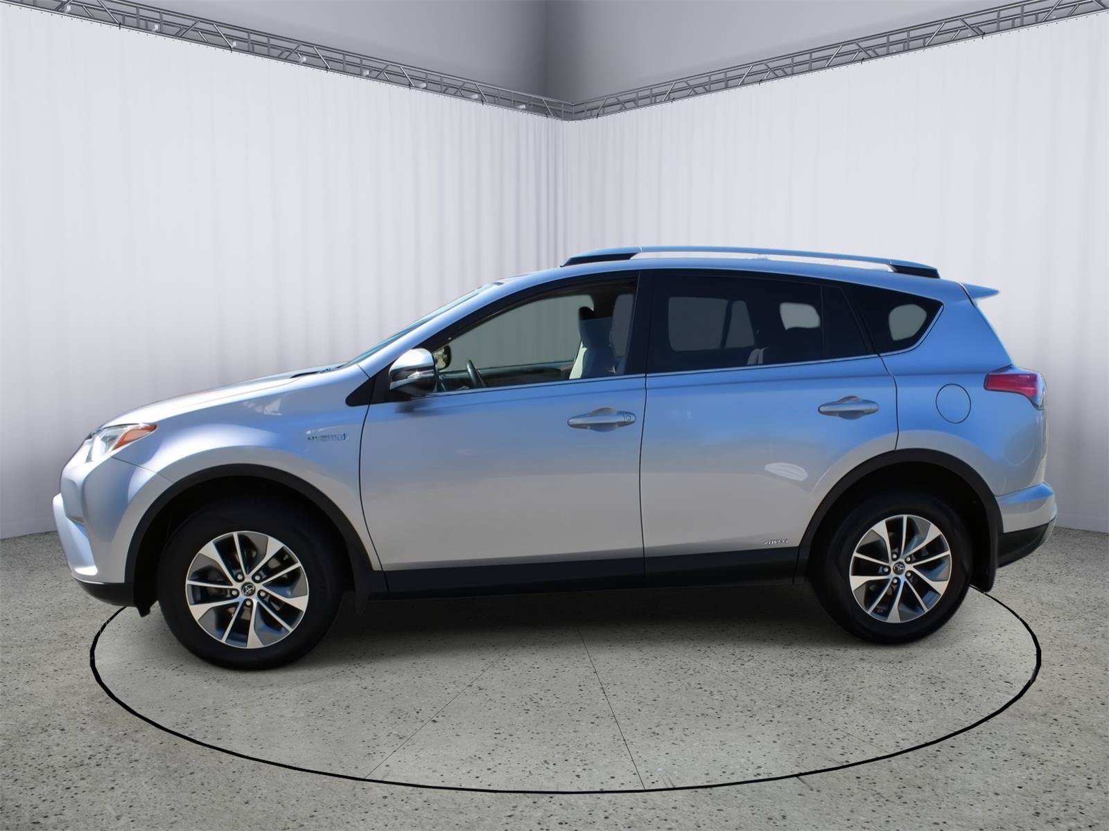 Used 2018 Toyota RAV4 XLE AWD/4WD image 5