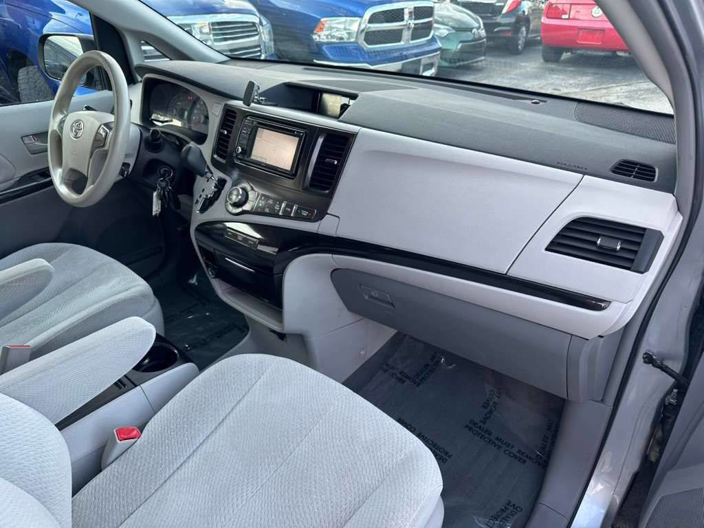 Used 2014 Toyota Sienna LE FWD image 13