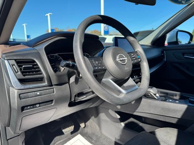 Used 2023 Nissan Rogue SV image 16