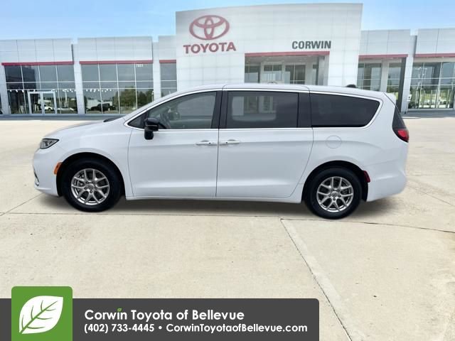 Used 2024 Chrysler Pacifica Touring-L image 2