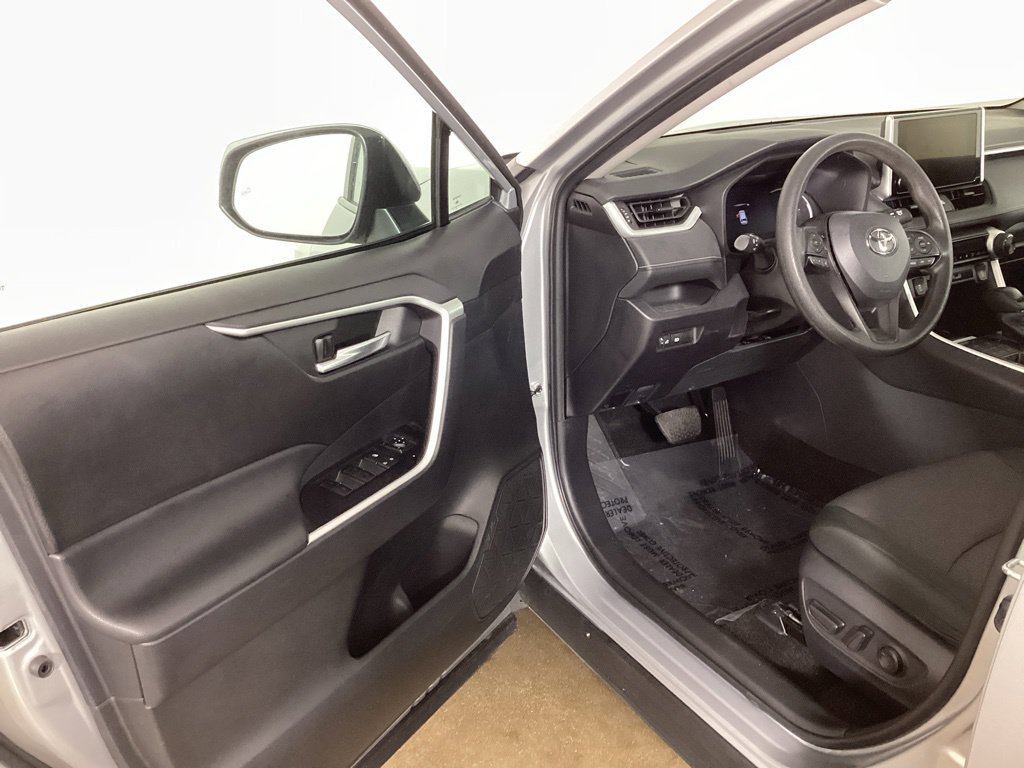 Used 2025 Toyota RAV4 XLE AWD/4WD image 9