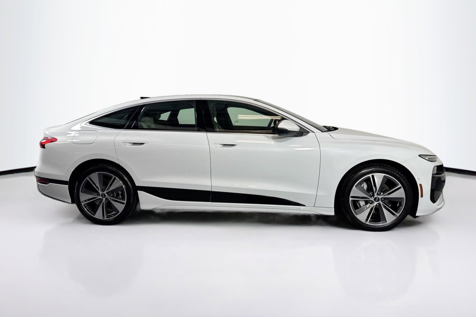 Used 2025 Audi A6 e-tron Premium Plus w/ Premium Plus RWD image 4