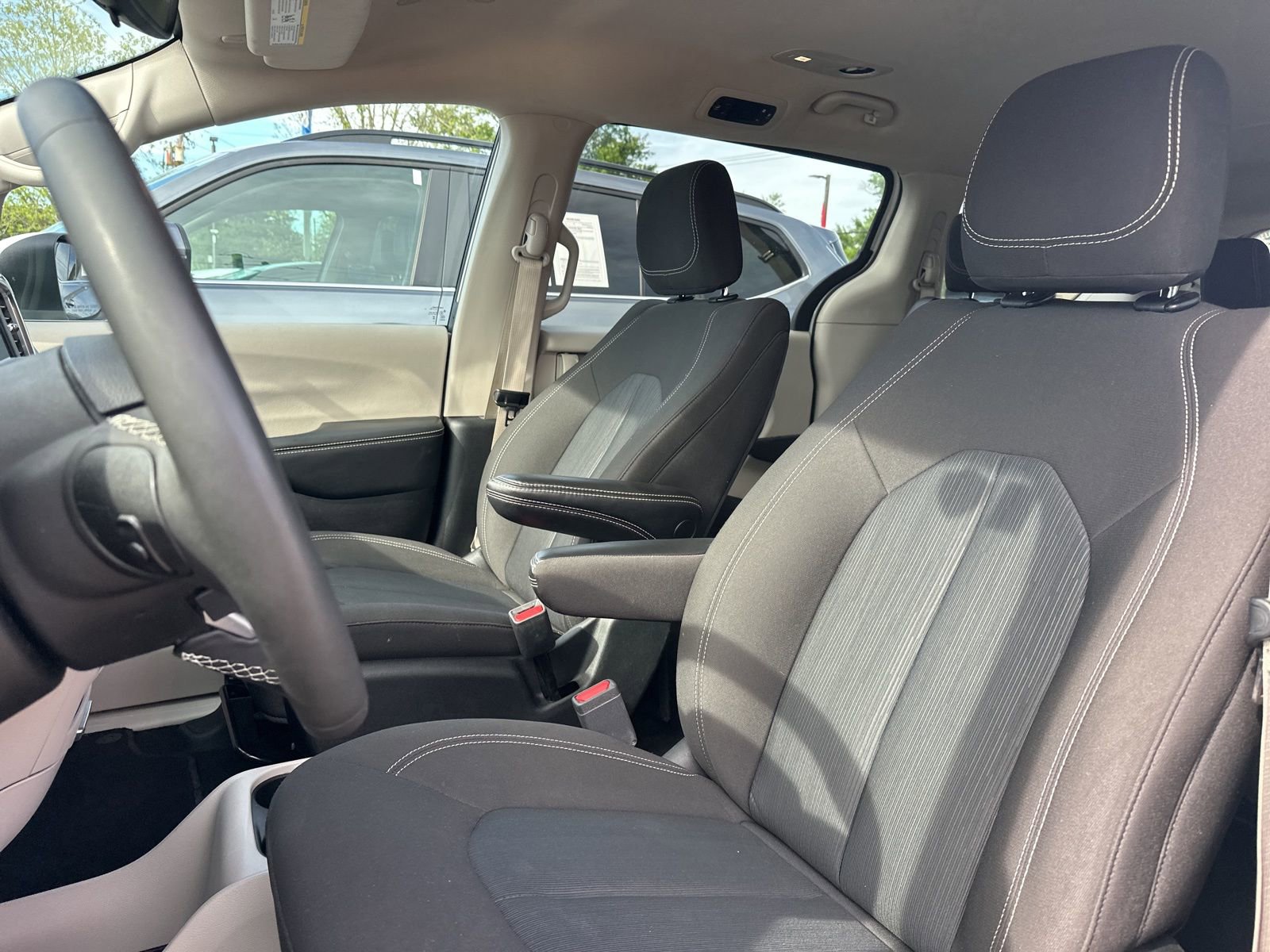 Used 2023 Chrysler Voyager LX image 7