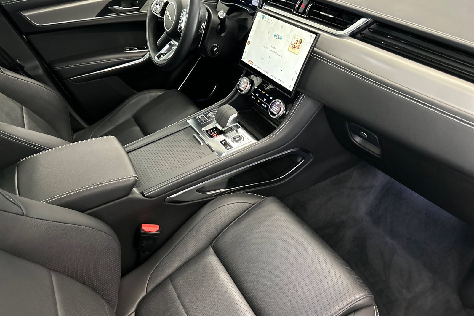 Used 2025 Jaguar F-PACE R-Dynamic S image 32