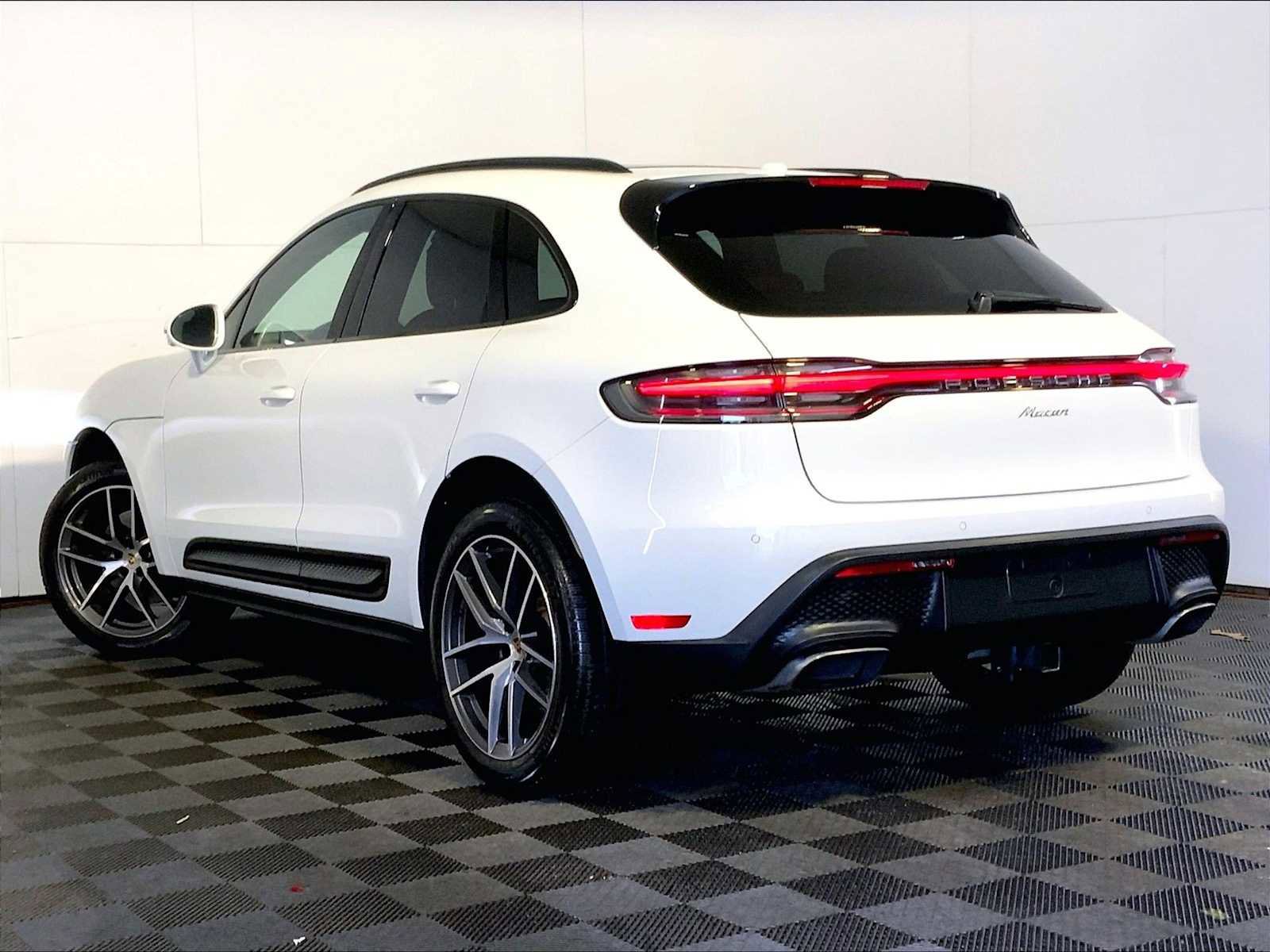 Certified 2026 Porsche Macan AWD/4WD image 3