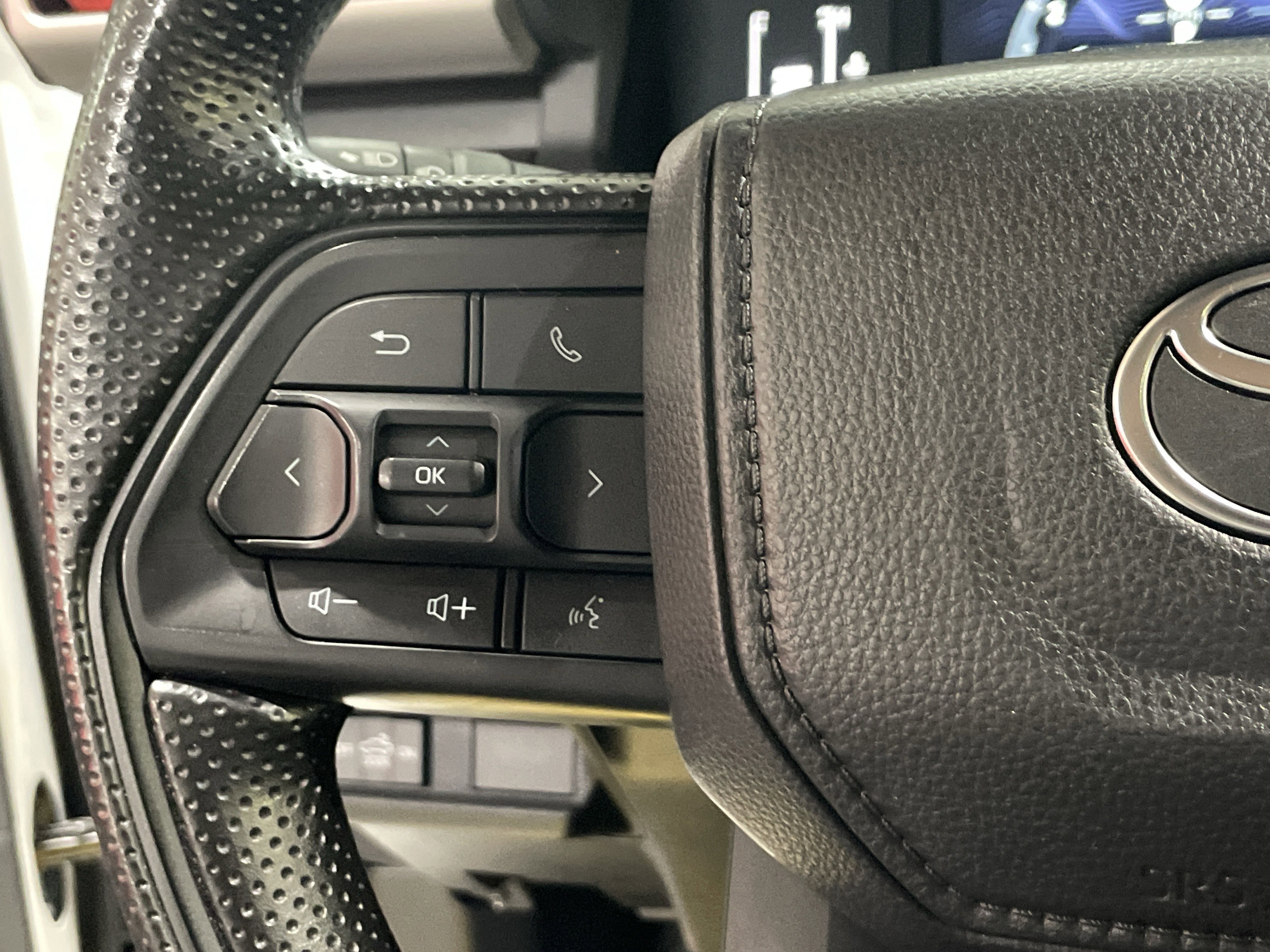 Used 2025 Toyota Tacoma SR5 AWD/4WD image 19