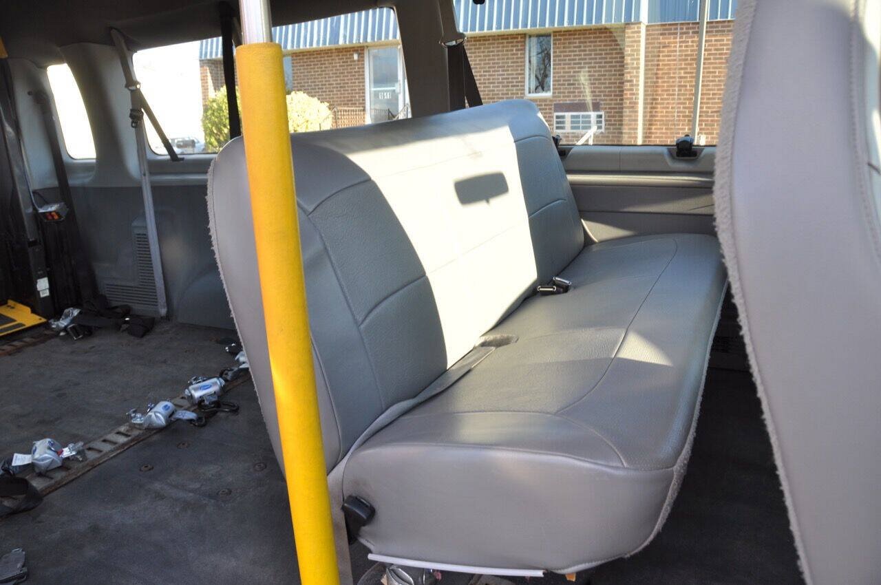 Used 2005 Ford E-350 and Econoline 350 XL RWD image 33