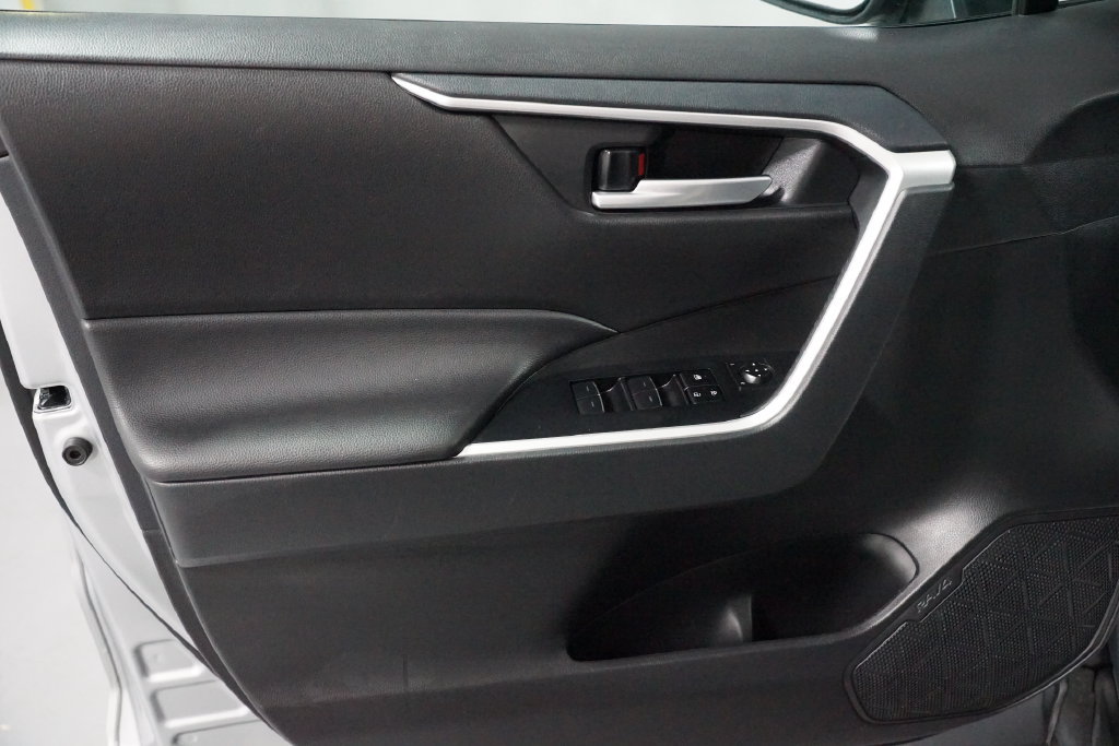Certified 2025 Toyota RAV4 XLE FWD image 30