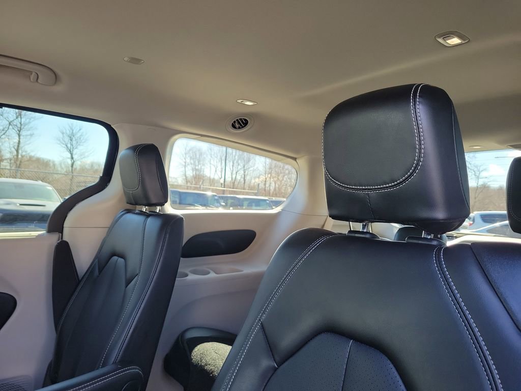 Certified 2024 Chrysler Pacifica Touring-L image 11