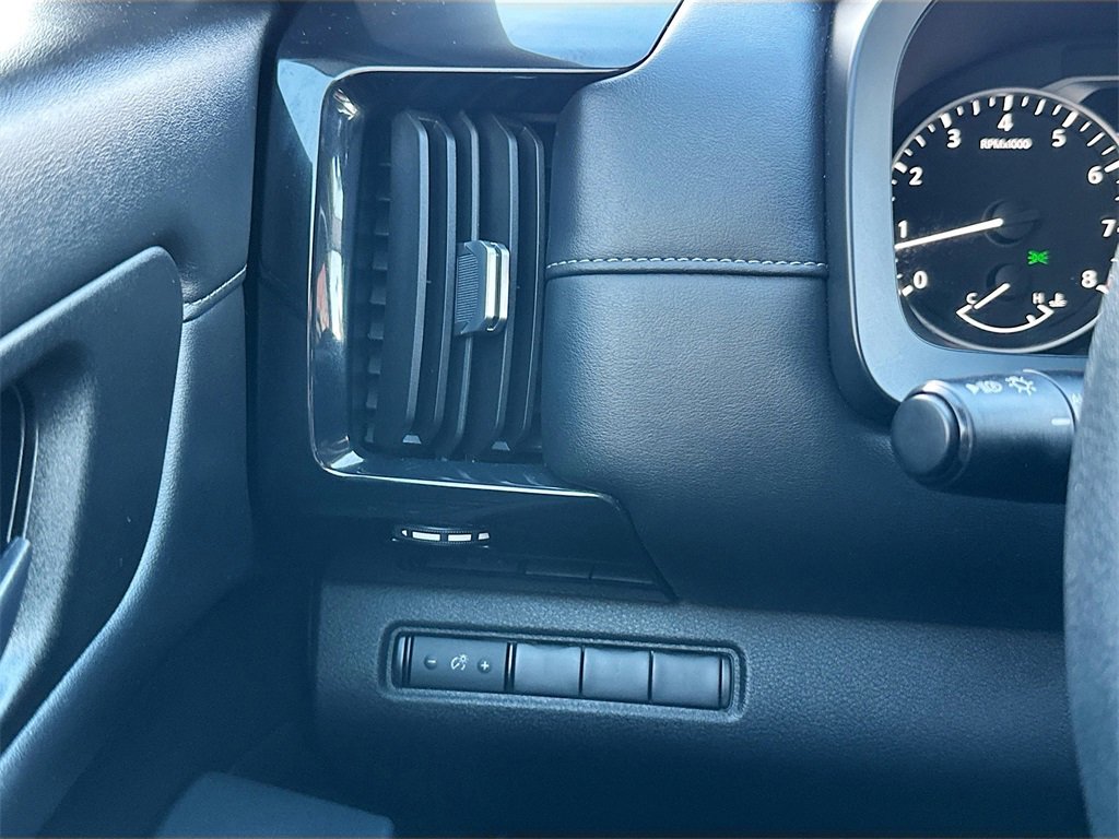 Used 2024 Nissan Pathfinder S image 10