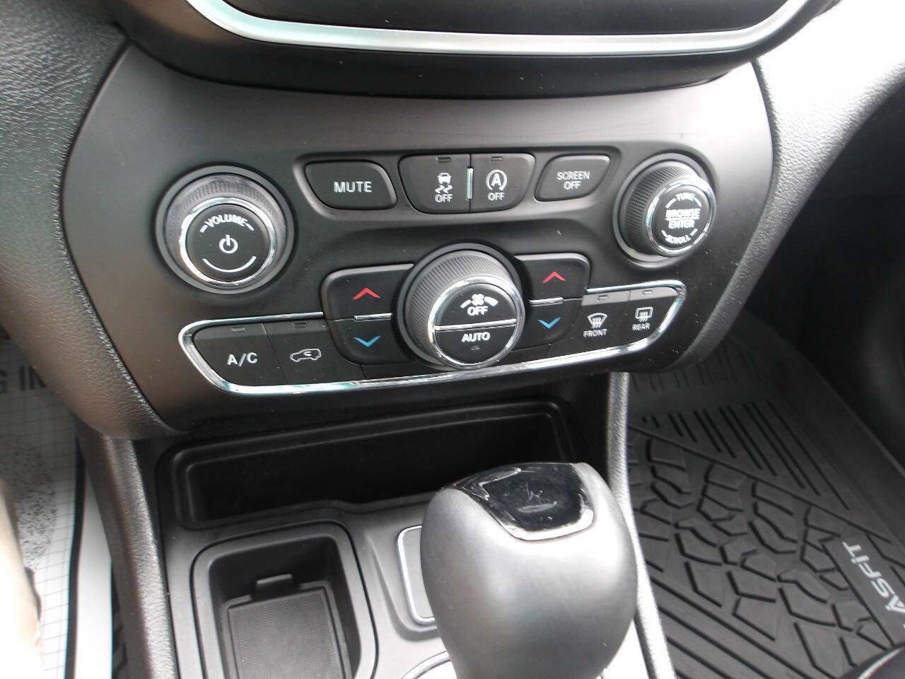 Used 2020 Jeep Cherokee Latitude Plus image 13
