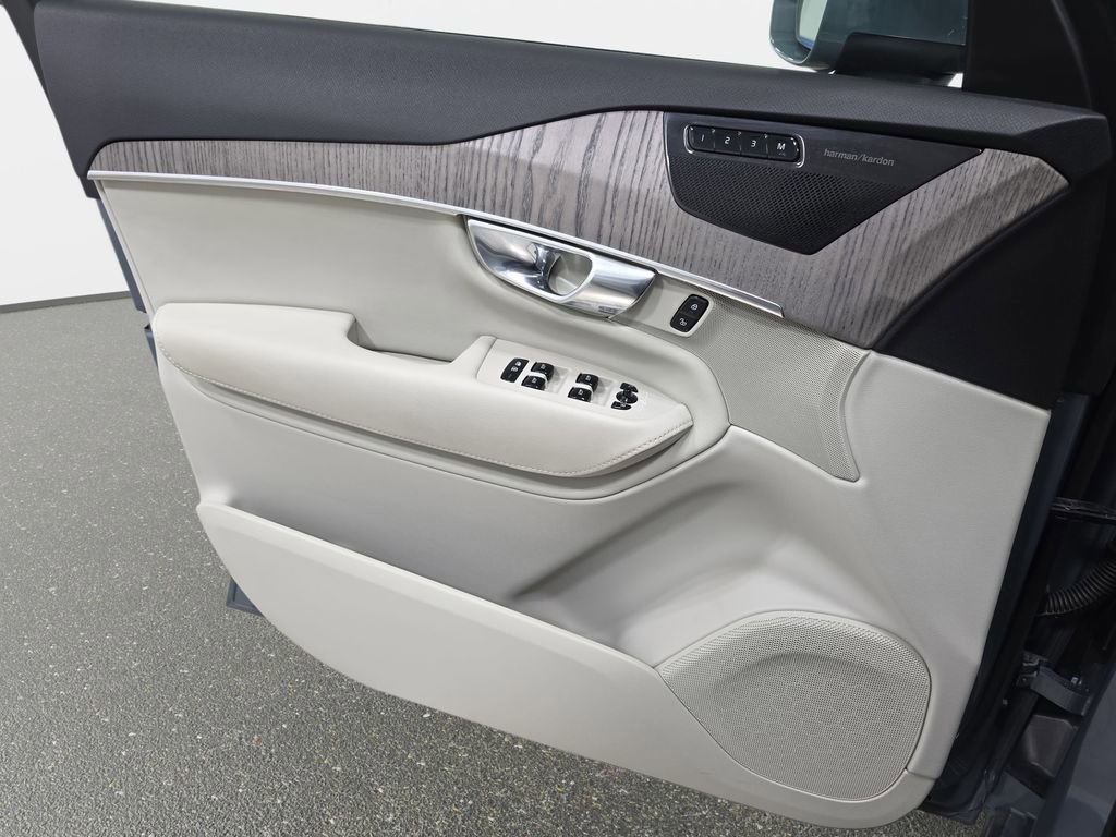Used 2023 Volvo XC90 B6 Plus w/ Protection Package image 27