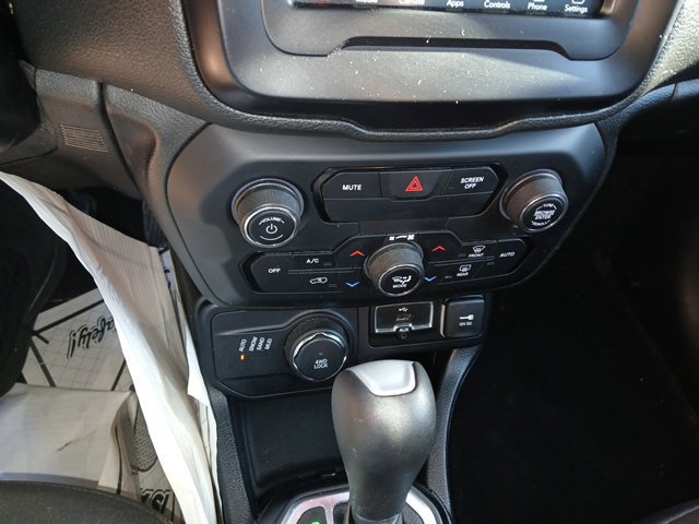 Used 2018 Jeep Renegade Altitude AWD/4WD image 17