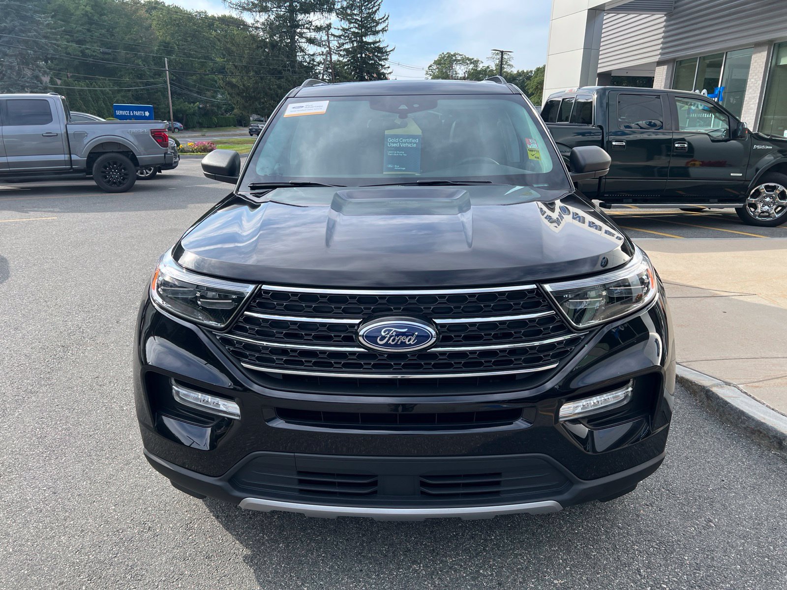 Certified 2024 Ford Explorer XLT w/ Equipment Group 202A AWD/4WD image 2