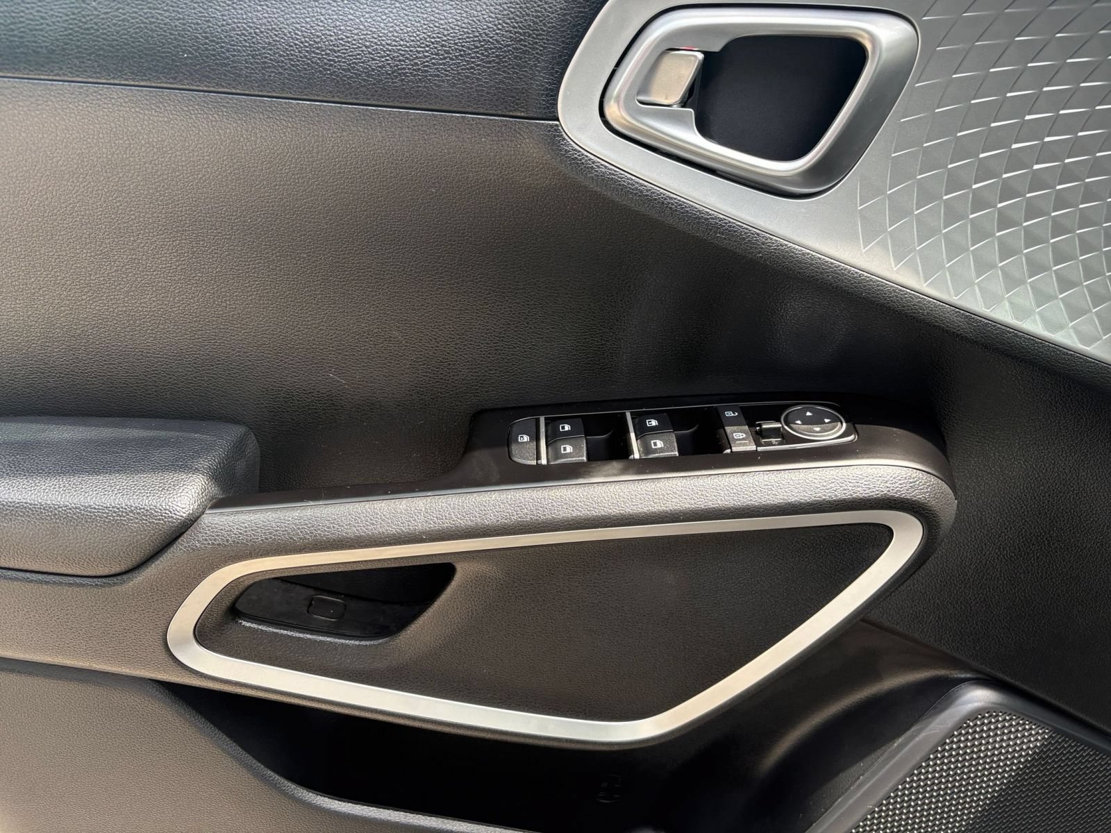 Used 2025 Kia Soul LX w/ LX Technology Package FWD image 18