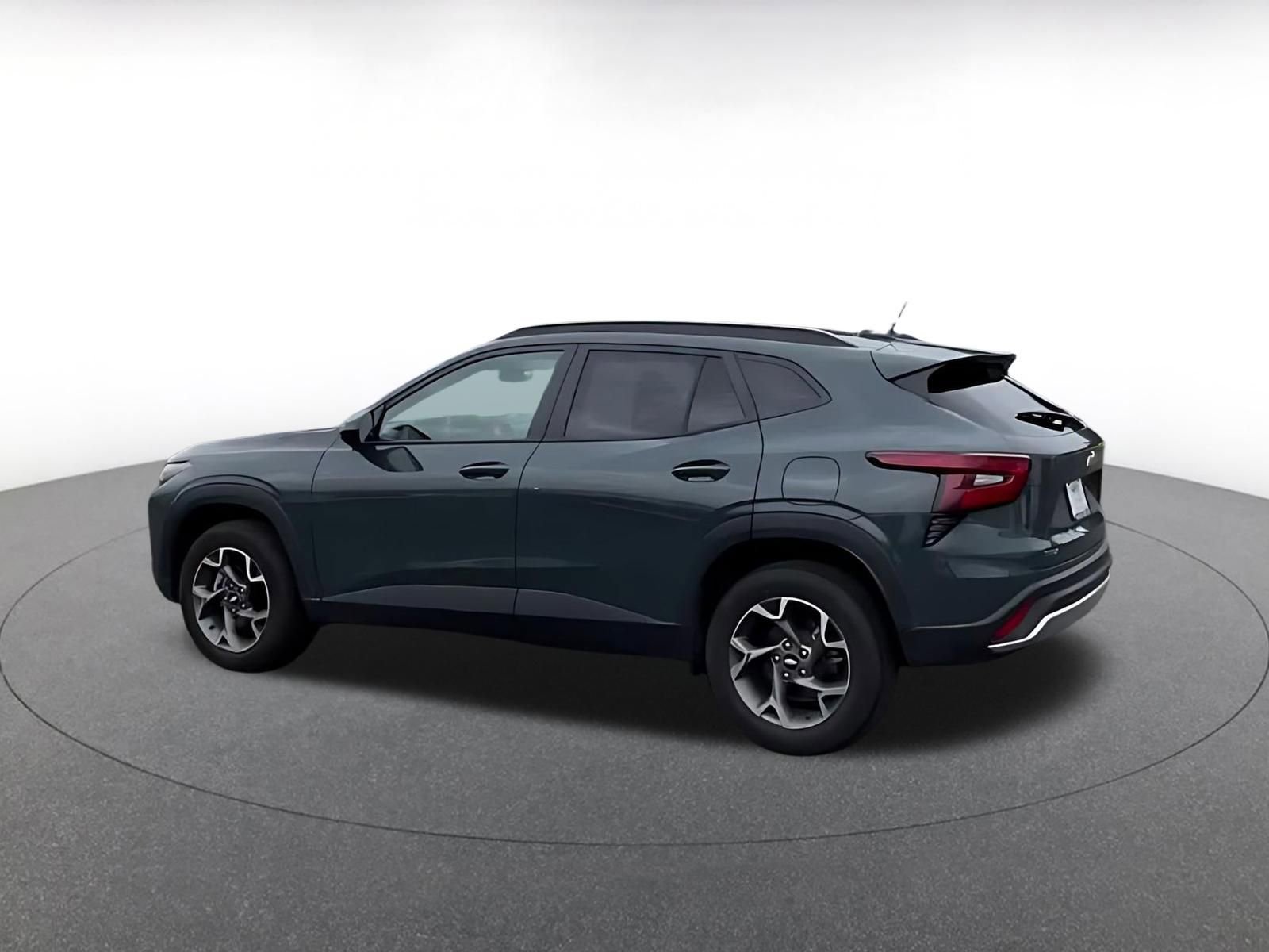 Used 2025 Chevrolet Trax LT FWD image 15