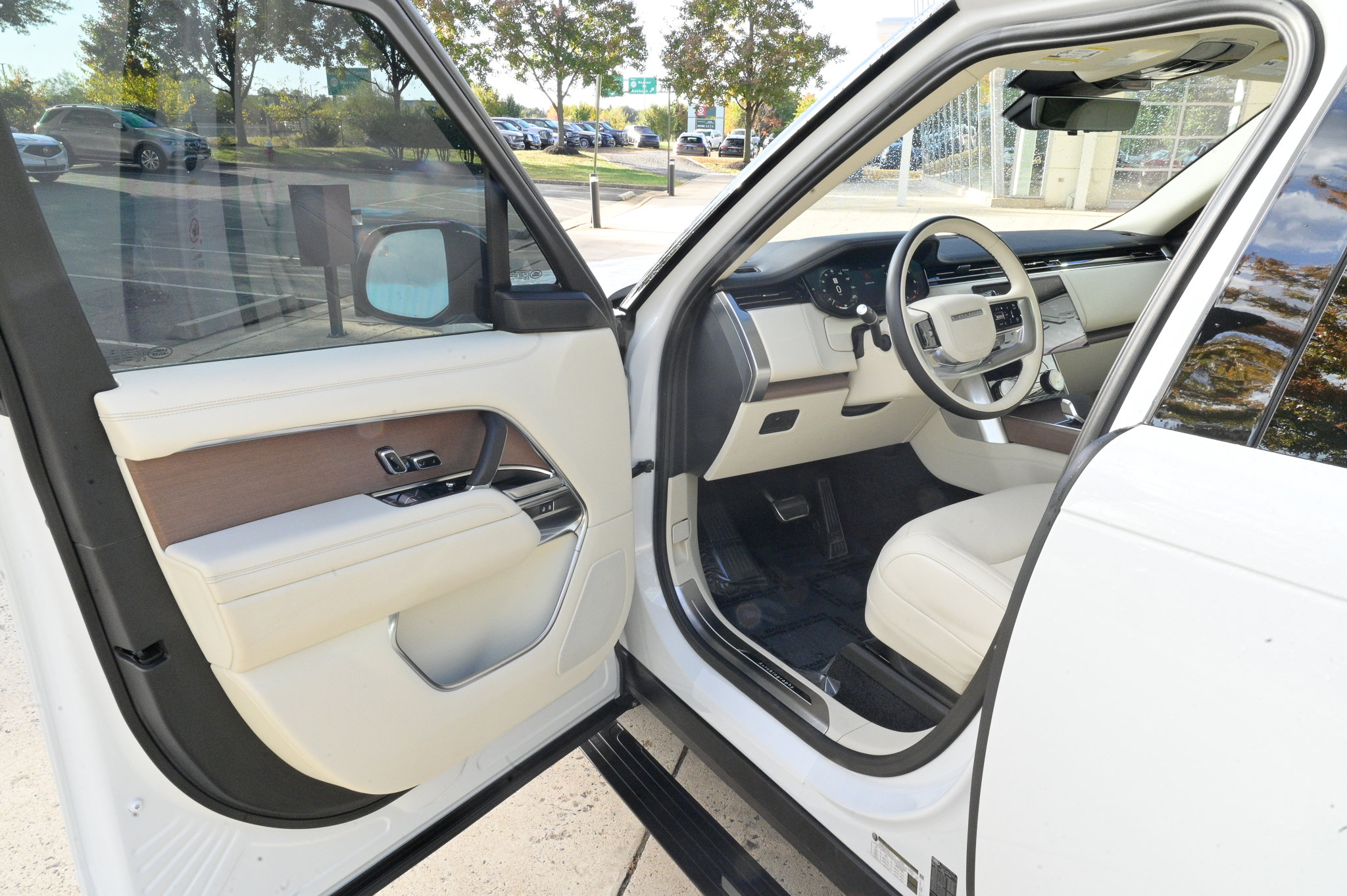 Used 2023 Land Rover Range Rover Autobiography image 15